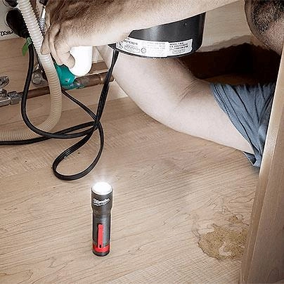 2107 - 325L Focusing Flashlight